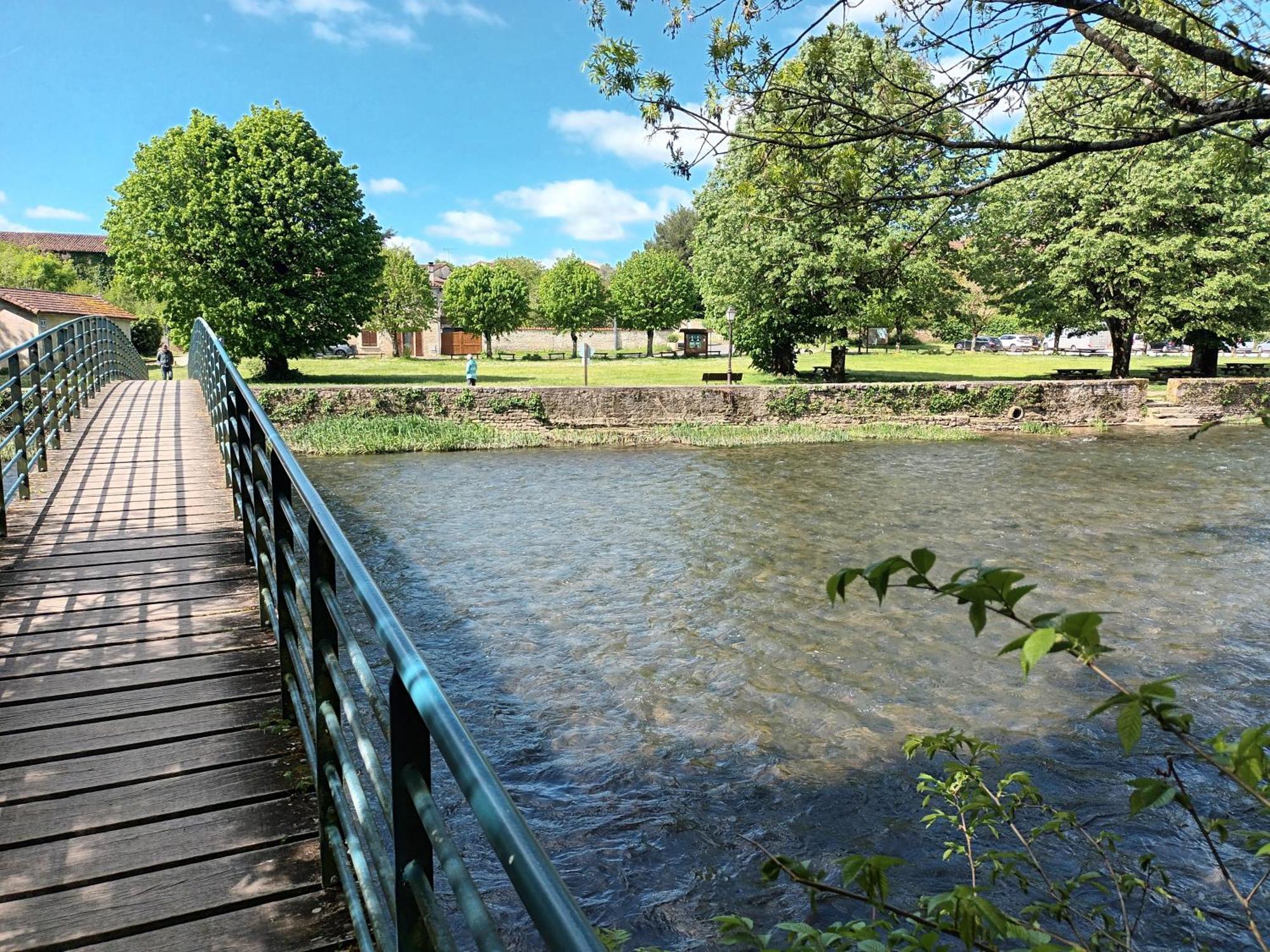 Au Bord De La Riviere Apartment Verteuil-sur-Charente Bagian luar foto